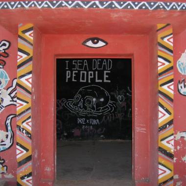 גרפיטי על מבנים  בחוף קליה