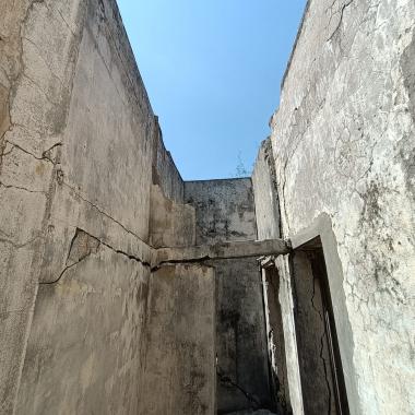 בניין מתפרק קצת