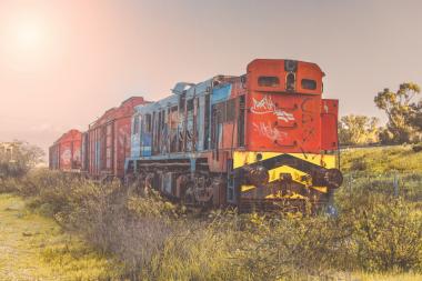 קטר ישן על מסילה לא פעילה