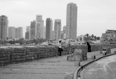 חומות מול הים מצוי מאוד דייגים באזור