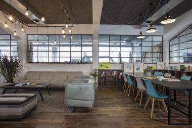 מבט על הסלון ושולחן העבודה