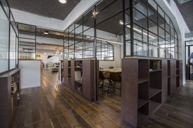 מבט מהמשרדים אל חדר הישיבות