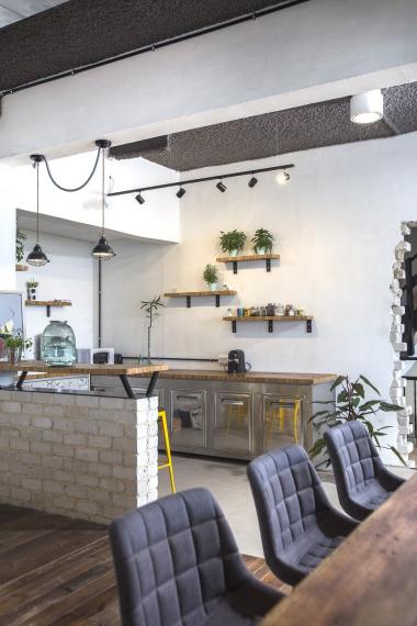 מבט מהבר אל המטבח