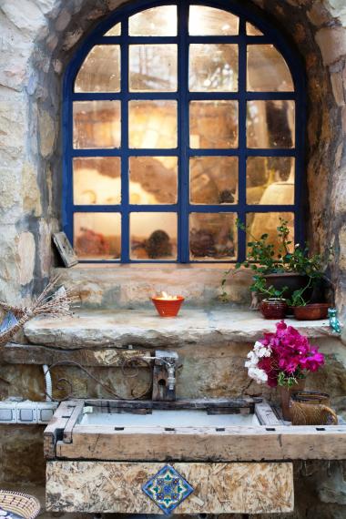 חלון בבית המלאכות בקומה הראשונה