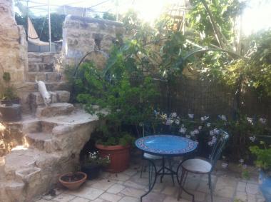 פינה ירוקה גרם מדרגות בחצר הבית