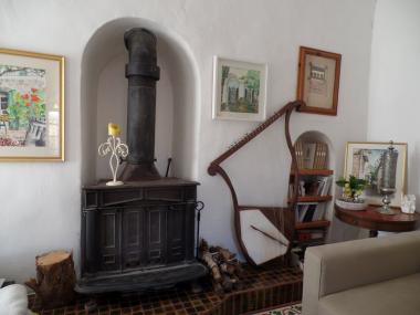 קמין על עצים דולק בחורף 