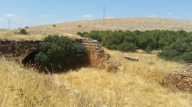 מבנה עתיק עם קשתות