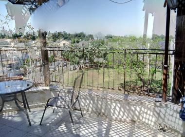 מרפסת גדולה עם נוף לפארק