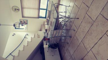 פינת האוכל והמדרגות לקומת חדרי השינה