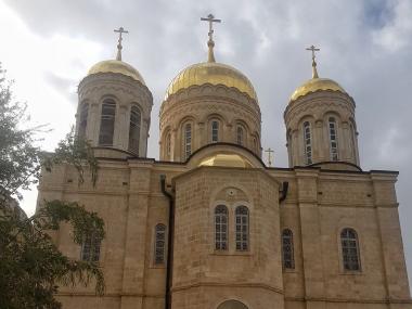 מבנה עתיק עם קשתות