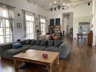 סלון תקרה גבוהה