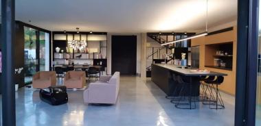 מבט מהגינה לתוך הבית