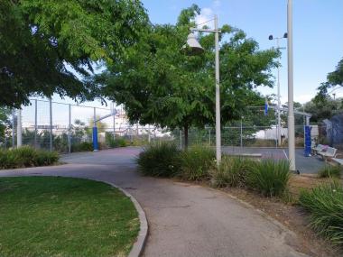 גינה ליד המבנה הנטוש למנוחה באוויר הצח