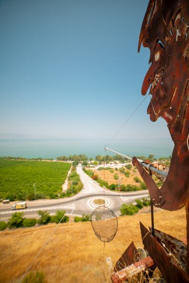 הפסל של אסד דג את הכנרת