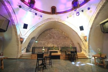 קשתות עתיקות באולם המרכזי