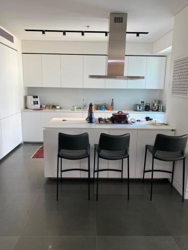 מטבח עם אי מאור היטב מחובר לסלון מתאים בול לצילומים 