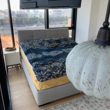 חדר שינה של ההורים כולו חלונות ומאור וחיבור למרפסת שניתן לצלם ממנה