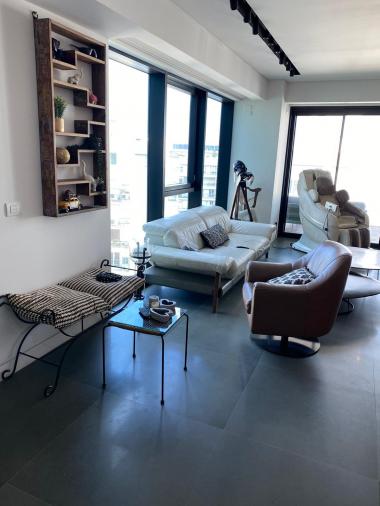 סלון ענק מאובזר בריהוט עור מאיטליה ניתן להשתמש בו או להזיז