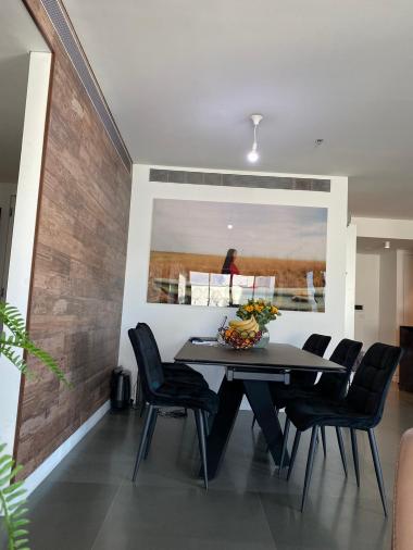 פינת אוכל עם שולחן שיש והמילה האחרונה בעיצוב פנים 