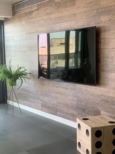 סלון עם פרקט עץ על כל הקיר 