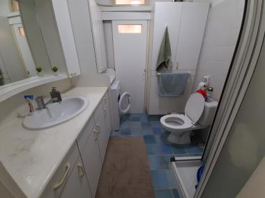 מקלחון ושירותים 