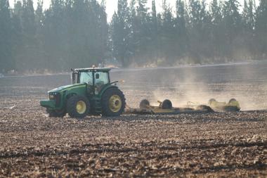 קורע את האדמה