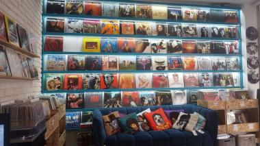 קיר תקליטים גבוה עם תאורת לד מהממת 