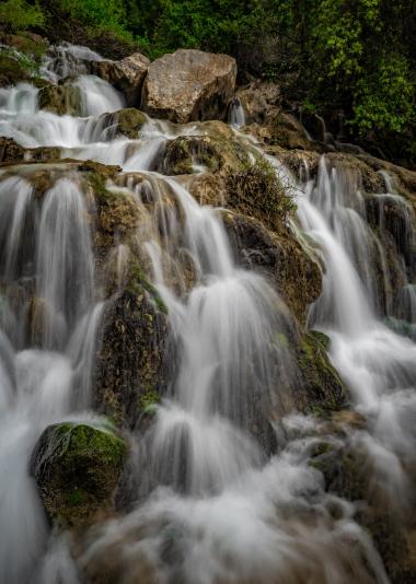 מדרגות סלעים בחלק העליון של מפלי פרוד