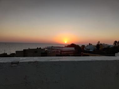 דירת סטודיו עם מרפסת ענקית מול הים