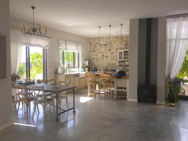 וילה פסטורלית טובלת בירוק מעוצבת