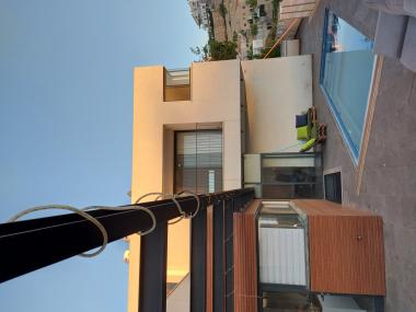 הבית מעוצב בסגנון חדשני ונקי 