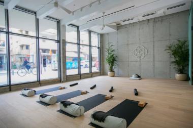 חלל מואר על רחוב שינקין