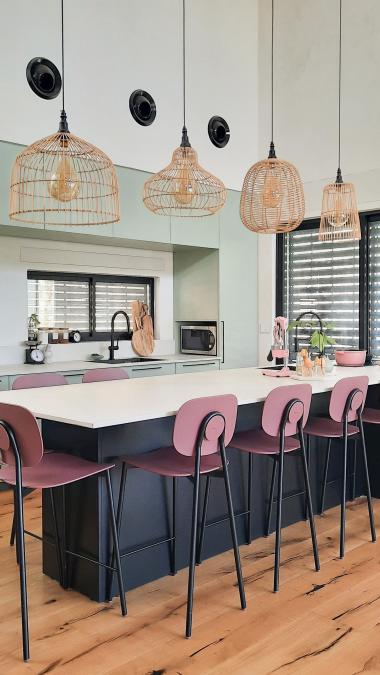 מטבח רחב וצבעוני על פרקט אלון מבוקע