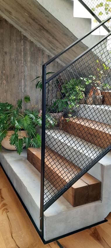 מדרגות היסטריות ובטון חשוף