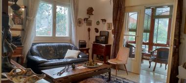 חדר נפתח למרפסת סגורה