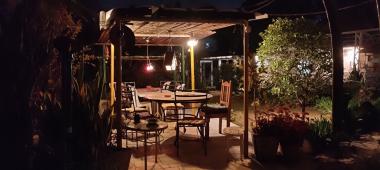 פינת ישיבה בחצר בלילה