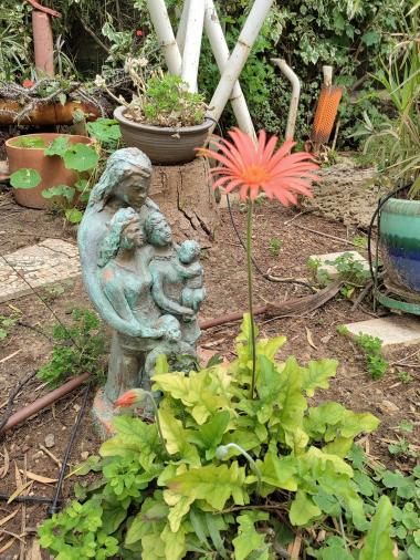 פריטי אמנות בחצר