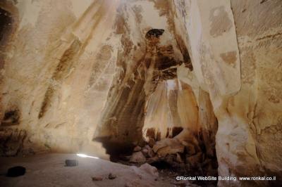 מערות לוזית