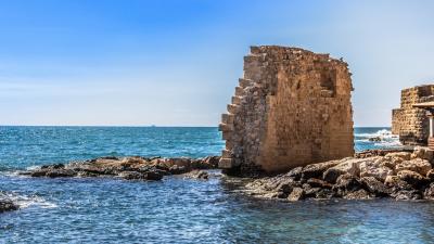 עכו העתיקה חלקים מחומת עכו בים