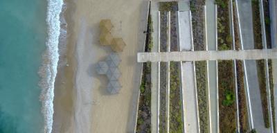 חצר מרכז פרס לשלום והירידה לחוף