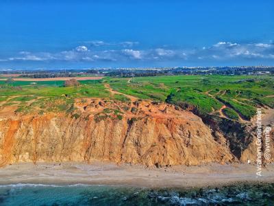 חוף ארסוף  שפיים מבט מהים אל החוף והצוק