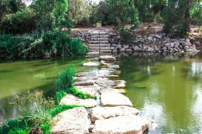 גן לאומי נחל שורק גשר אבנים בנחל