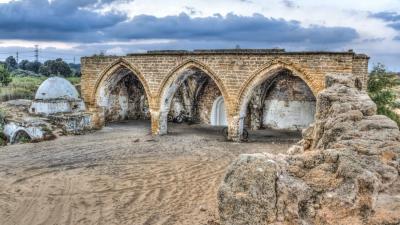 קבר ראובן בן יעקב מבנה עתיק עם קשתות
