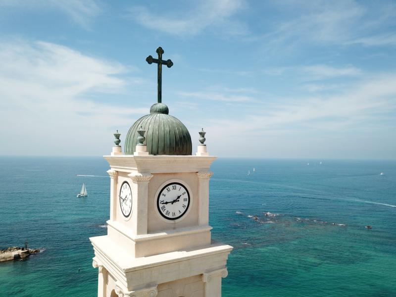 מגדל השעון בסמוך לים
