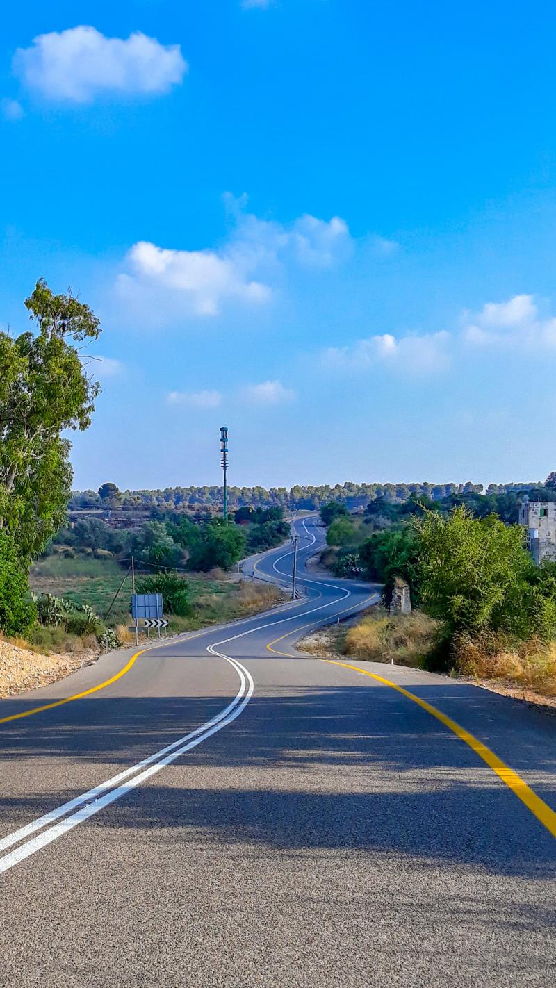 כביש ליד עגור