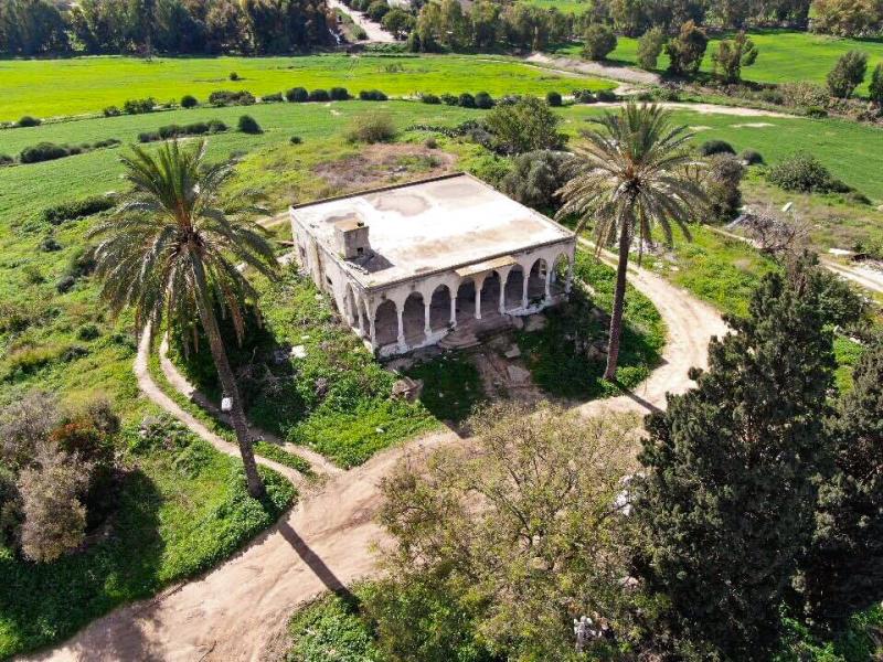 מבנה עתיק עם קשתות