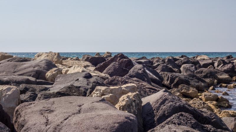 סלעים בחוף ים