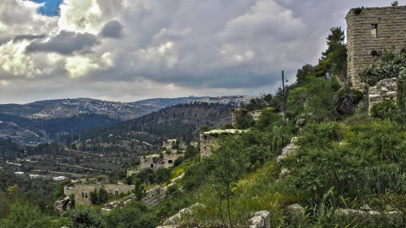 מבנים נטושים בכפר