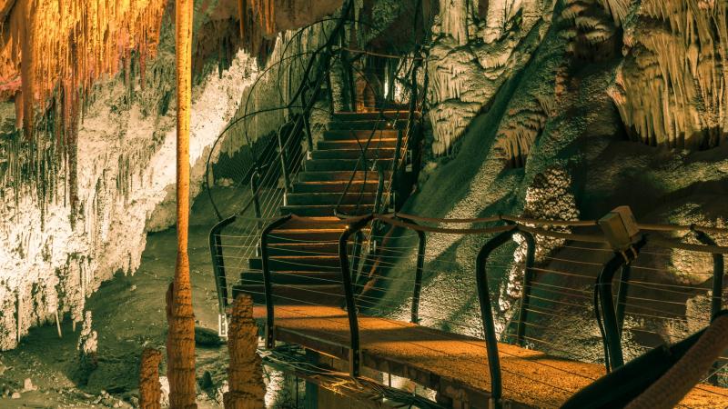 מדרגות במערת הנטיפים