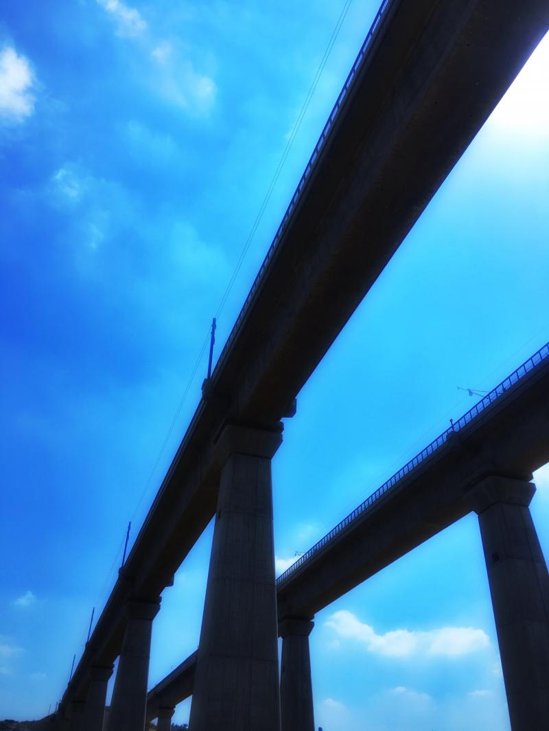 גשר רכבת מבט מלמטה